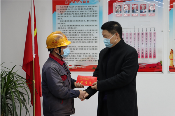 集團公司黨委委員、副總經(jīng)理胡新付到公司走訪慰問