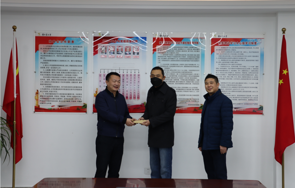 集團公司黨委委員、副總經(jīng)理胡新付到公司走訪慰問